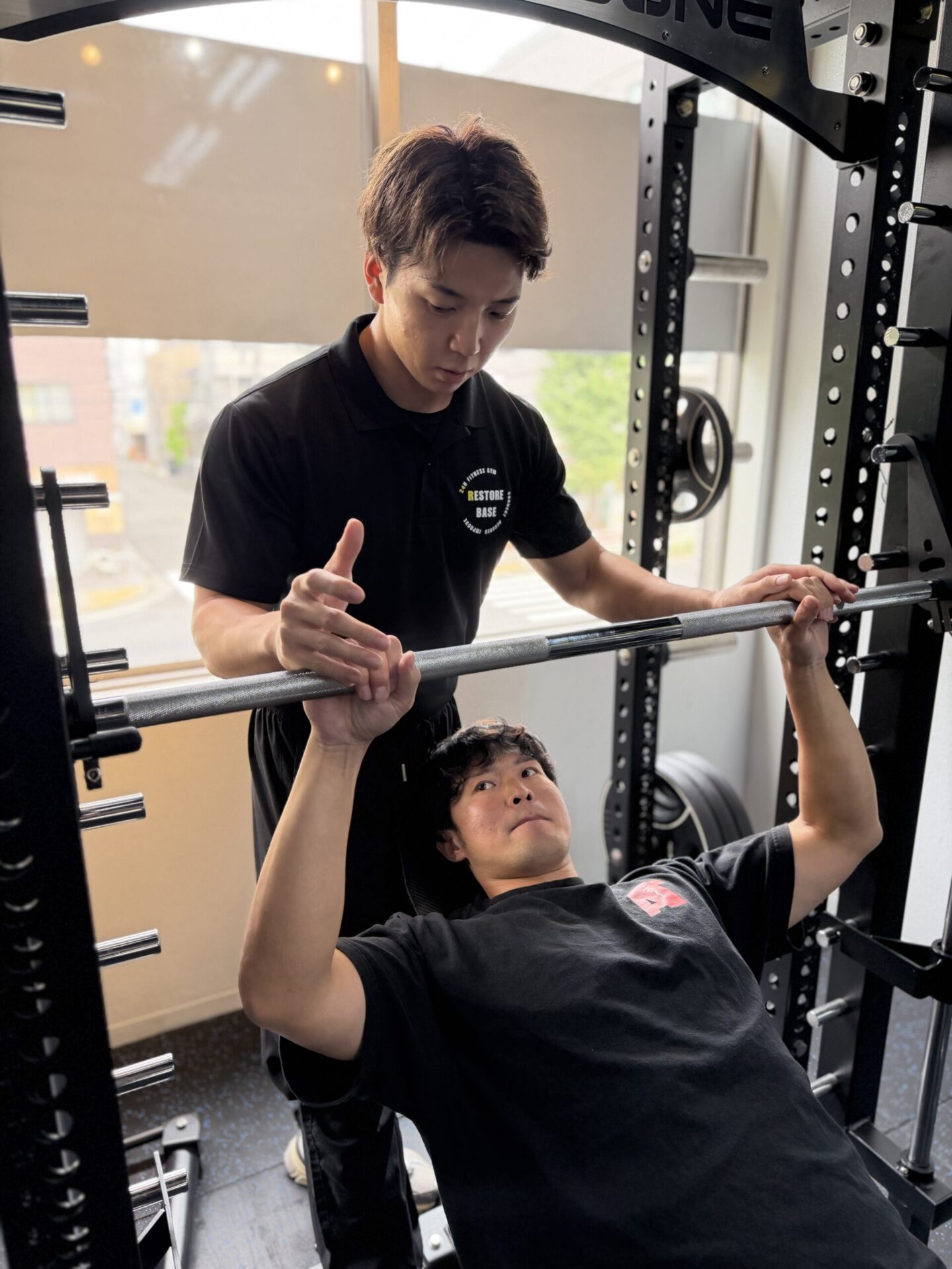 トレーナーがマシンの使い方を教えている様子